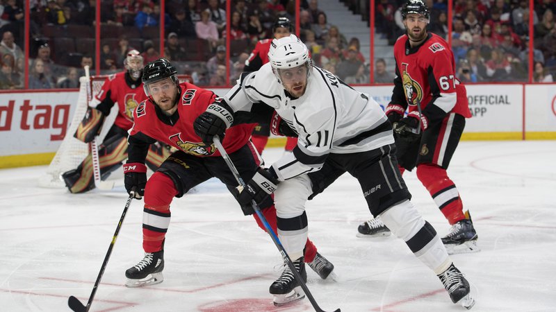 Fotografija: Slovenski hokejski zvezdnik Anže Kopitar (v belem dresu) je zadnjo tekmo pred prekinitvijo NHL igral prav proti tekmecem iz Ottawe. FOTO: USA Today