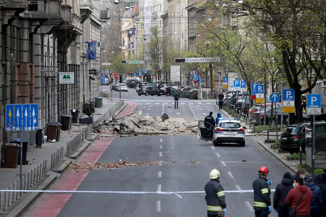 Na ulicah so gasilci in vojska. FOTO: Damir Sencar/Afp