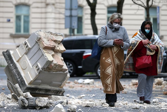 V Zagrebu so mnogi zaradi potresa odšli ven, kjer pa je strah pred virusom. FOTO: Antonio Bronić/Reuters