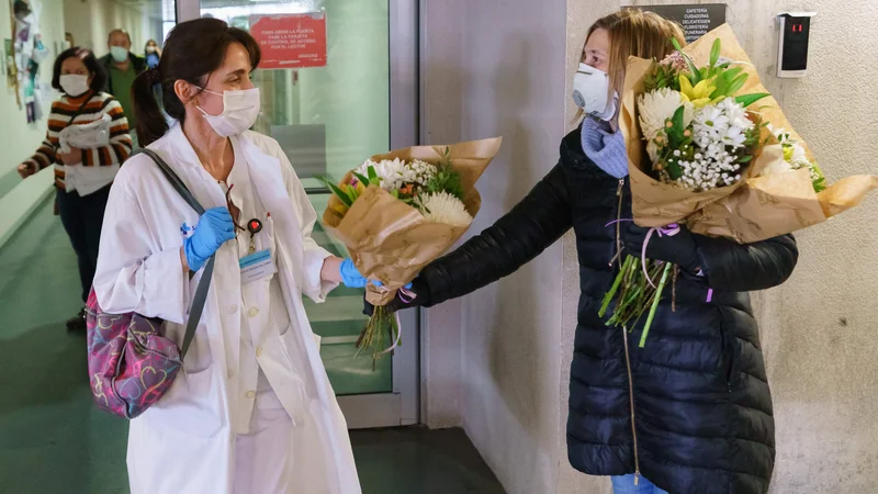 Fotografija: Ne kupujemo torej predmetov, ne kupujemo dobrin, pač pa tisto, kar smo si okoli vsega tega napletli. Danes predvsem upanje. FOTO: Cesar Manso/AFP