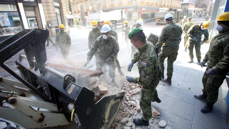 Fotografija: Vojska v Zagrebu čisti ulice, civilna zaščita postavlja šotorsko naselje za 500 ljudi. Foto Damjan Tadic/Cropix