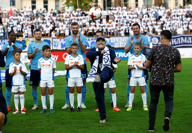 Diegu Maradoni je ob predstavitvi zaploskal tudi Željko Fiipović (levo za Argentincem). FOTO: Reuters