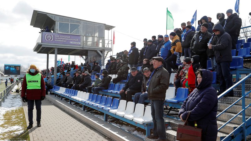Fotografija: Ne koronavirus niti nizke temperature v Belorusiji niso odvrnile od obiske tekem nogometnih navijačev. FOTO: Reuters