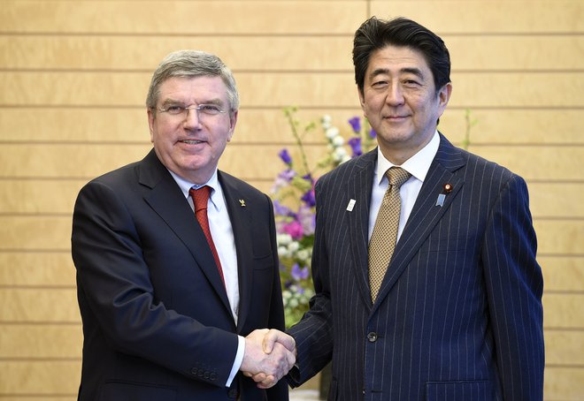 Thomas Bach (levo) in Šinzo Abe sta v velikih skrbeh. FOTO: Reuters
