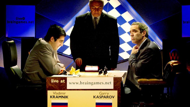 Fotografija: Gari Kasparov (desno) leta 2000 senzacionalno ni dobil niti ene partije proti svojemu nekdanjemu učencu Vladimirju Kramniku. FOTO: Jonathan Evans/Reuters
