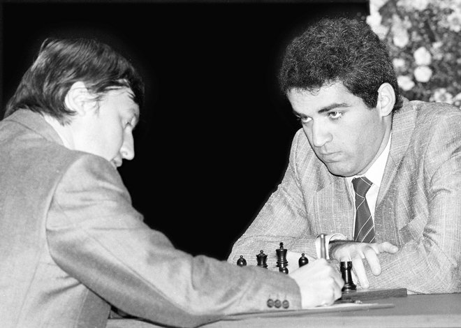 Gari Kasparov (desno) je bil po zmagi nad Anatolijem Karpovom leta 1985 kar 15 let številka ena svetovnega šaha. FOTO: Peter Skingley/Reuters