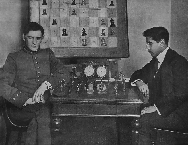 Aleksander Aljehin in Jose Raul Capablanca. Podoba je iz leta 1914, ko se je začnjalo Capablancovo obdobje prevlade. Aljehin ga je končal leta 1927. FOTO: Wikipedia