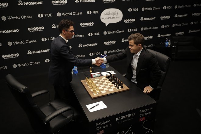 Magnus Carlsen (desno) in Fabiano Caruana sta v uvodnih dveh partijah dvoboja za svetovnega prvaka podpisala remi. FOTO: Matt Dunham/Ap