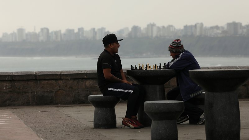 Fotografija: Šah je spet in. Na fotografiji šahista v Limi, glavnem mestu Peruja. FOTO: Reuters