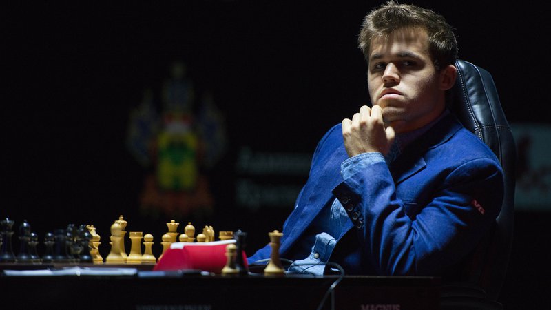 Fotografija: Carlsen bo odločilno partijo odigral s črnimi figurami. FOTO: AP