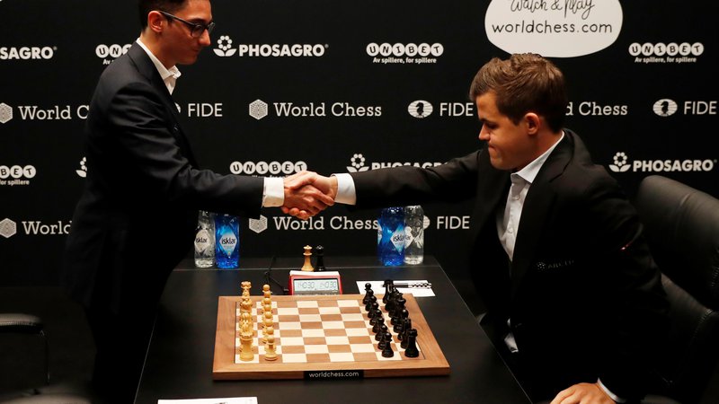 Fotografija: Vseh 11 dosedanjih partij med Fabianom Caruano (levo) in Magnusom Carlsenom se je končalo z rokovanjem po remiju FOTO: Paul Childs/Reuters
