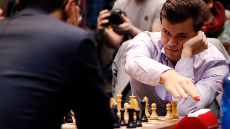 Fotografija: Carlsen in Caruana se merita za naslov prvaka. FOTO: AFP