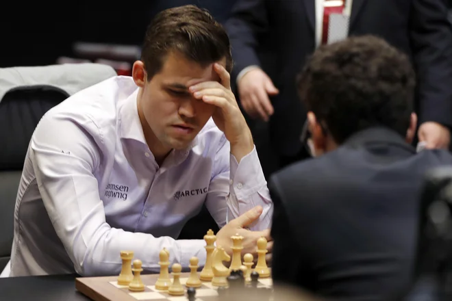 Dvoboj Carlsen - Caruana je pritegnil pozornost celega sveta. FOTO: AP
