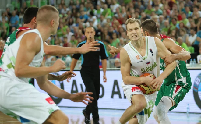 Jaka Blažič (desno) in Edo Murić sta resda bila vidna igralca šampionske Slovenije, toda brez najvidnejših zvezdnikov, kot so Goran Dragić. Luka Dončić, Gašper Vidmar, Anthony Randolph, nista iz &raquo;materiala&laquo;, ki bi ustavil reprezentančni zdrs. FOTO: Tomi Lombar/Delo