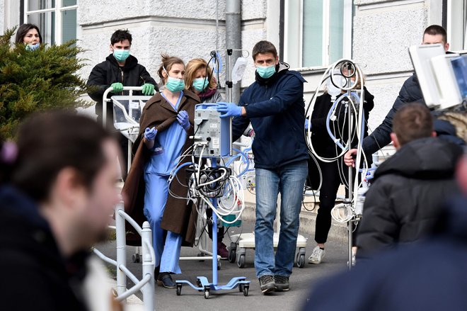 Prostovoljci so pomagali pri selitvi bolnišničnega materiala in pacientov. FOTO: Denis Lovrović/AFP