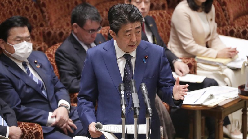 Fotografija: Japonski premier Šinzo Abe je v parlamentu danes spregovoril tudi o tem, da bi preložili olimpijske igre v Tokiu. FOTO: AFP