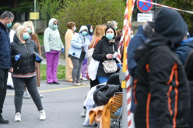 Ljudje so se včeraj gnetli v parkih. FOTO: Goran Mehkek/Cropix