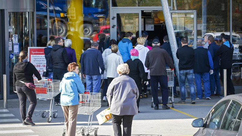 Fotografija: Prepoved gibanja in zbiranja je precej lažje upoštevati na podeželju kot v mestih in večjih naseljih. Uvajanje reda pa je v nekaterih trgovinah že povzročilo vročo kri. FOTO: Matej Družnik/Delo