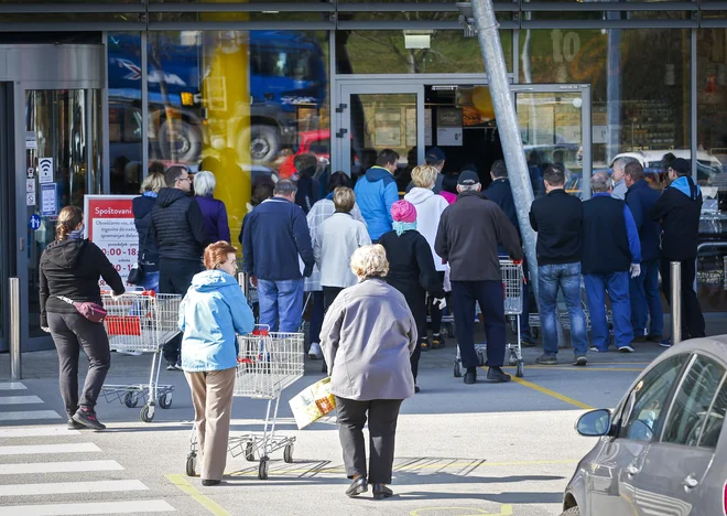 Prepoved gibanja in zbiranja je precej lažje upoštevati na podeželju kot v mestih in večjih naseljih. Uvajanje reda pa je v nekaterih trgovinah že povzročilo vročo kri. FOTO: Matej Družnik/Delo