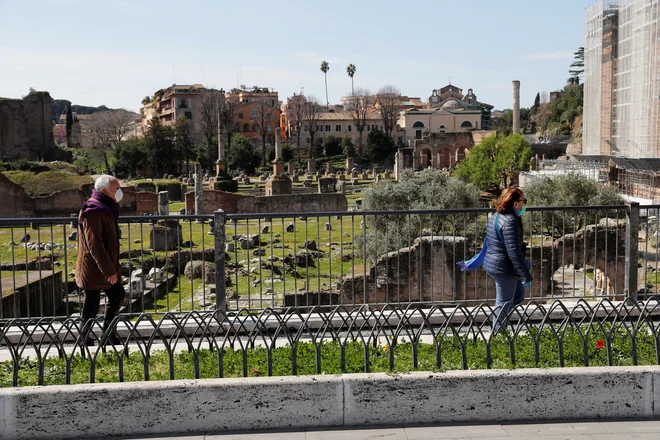 Kršitelji iščejo izvirne izgovore, zakaj so&nbsp; &raquo;nujno&laquo; morali na ulico. FOTO: Remo Casilli/Reuters