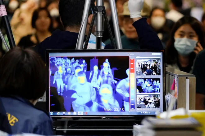 Azijske sile so bile hitro pripravljene poiskati rešitve za boj proti virusu v prihodnosti. FOTO: Reuters