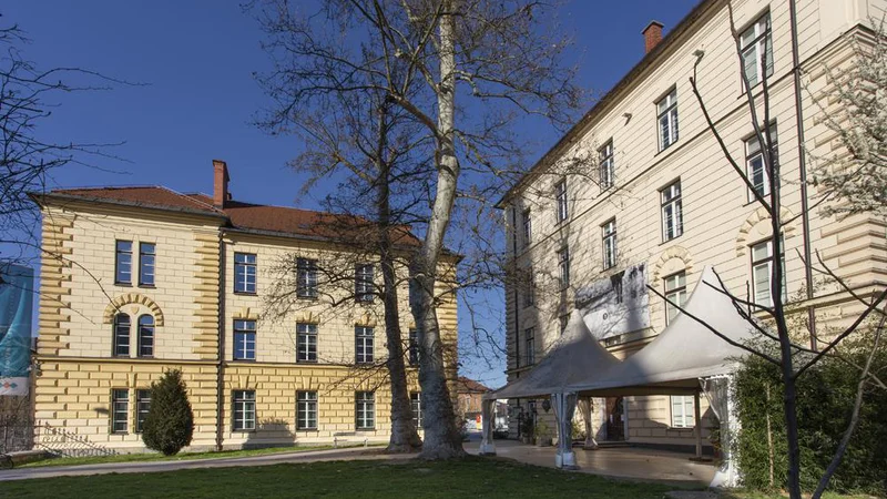 Fotografija: Čeprav muzejski prostori samevajo, muzeji vabijo k ogledu njihovih zbirk po spletu. Na fotografiji je Slovenski etnografski muzej v Ljubljani. FOTO: Arhiv SEM