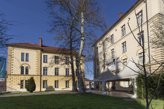 Čeprav muzejski prostori samevajo, muzeji vabijo k ogledu njihovih zbirk po spletu. Na fotografiji je Slovenski etnografski muzej v Ljubljani. FOTO: Arhiv SEM<br />
&nbsp;