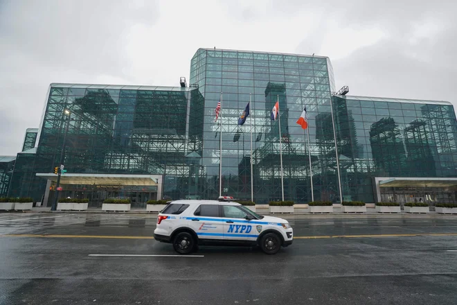 Manhattansko kongresno središče Jacob Javits Center preurejajo v bolnišnico. FOTO: Bryan R. Smith/AFP