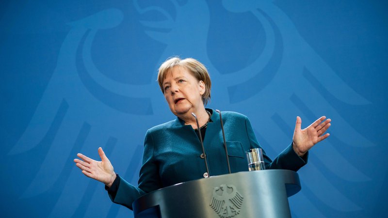 Fotografija: Vlada nemške kanclerke Angele Merkel je na današnji izredni seji potrdila finančno bazuko za nemško gospodarstvo, težko kar 1200 milijard evrov. FOTO: AFP