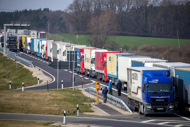 Nadzori na mejah znotraj EU so ogrozili delovanje notranjega trga, ki je srce evropske integracije. FOTO: Odd Andersen/AFP