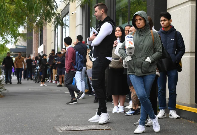 Dolge vrste pred zaposlitvenimi centri v avstralskem Melbourne postajajo vsakodneven pojav. Foto: Afp