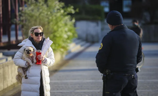 Organizatorji protestne akcije so pozvali državljane, naj na Trgu revolucije prižgejo svečko za vse, ki jih je epidemija koronavirusa najbolj prizadela. FOTO: Jože Suhadolnik/Delo