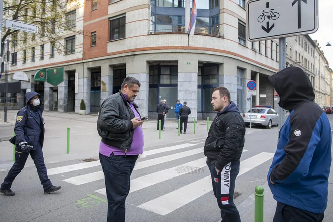 Pred srbsko ambasado v Ljubljani že tri dni in noči čakajo Srbi, ki bi se radi vrnili v domovino. FOTO: Voranc Vogel/Delo