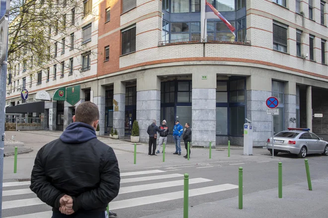 V Sloveniji je zdaj po besedah čakajočih pred ambasado v Ljubljani okoli 150  srbskih državljanov, ki se ne morejo vrniti v Srbijo. FOTO: Voranc Vogel/Delo