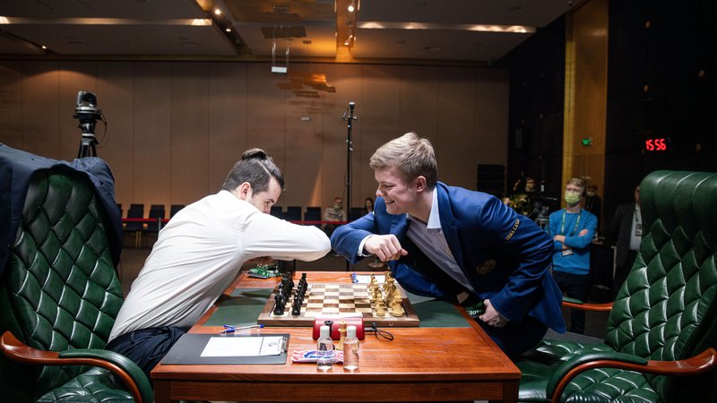 Fotografija: Ruska šahista Kiril Aleksenko in Jan Nepomnjaščij sta se rokovala na znan način zadnjega obdobja. FOTO: Reuters