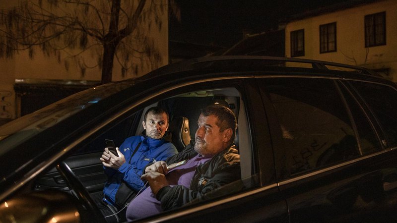 Fotografija: Srbski državljani v avtomobilih čakajo v okolici srbske ambasade, da bi jih Srbija sprejela nazaj v domovino. FOTO: Voranc Vogel/Delo