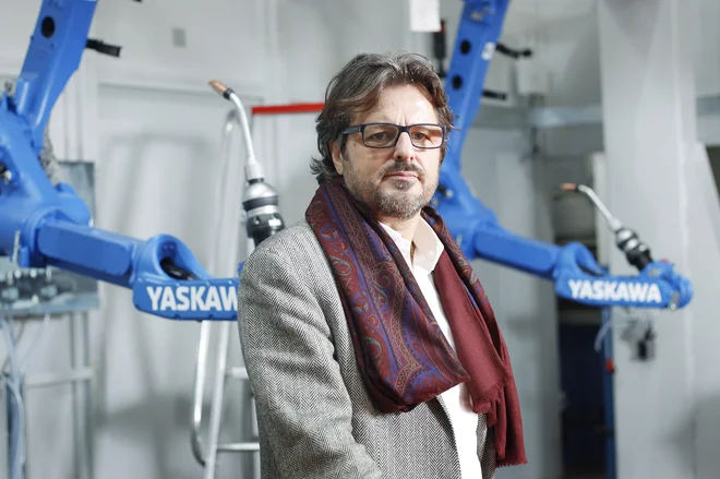 &raquo;V Kočevju smo že pred pol leta uvedli dezinfekcijo rok, ker je to v serijski proizvodnji nujno,&laquo; pravi Hubert Kosler. Foto Leon Vidic