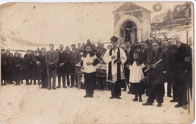 Fotografija ima nadrealno komponento zaradi povsem nazornega patosa sporočila iz davno minulih časov. Foto arhiv Jerneje Ferlež