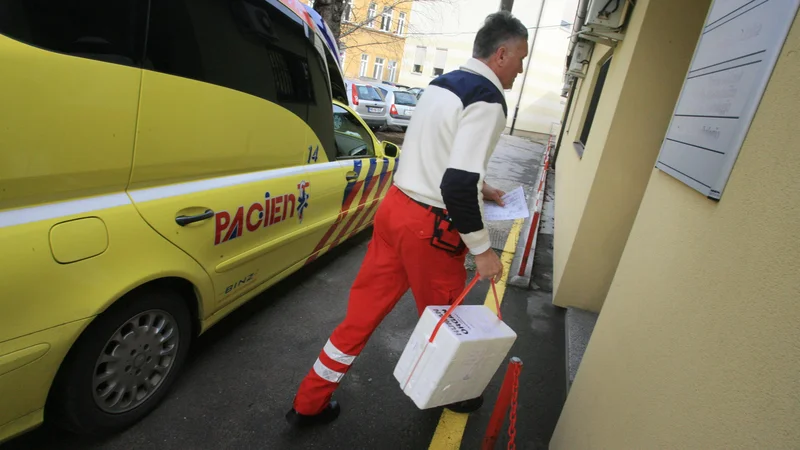 Fotografija: V teh kriznih časih mora potekati tudi donorski program, saj so tudi življenja čakajočih na presaditev ogrožena. Foto: Leon Vidic/Delo