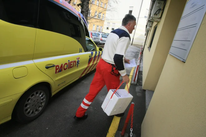 V teh kriznih časih mora potekati tudi donorski program, saj so tudi življenja čakajočih na presaditev ogrožena. Foto: Leon Vidic/Delo