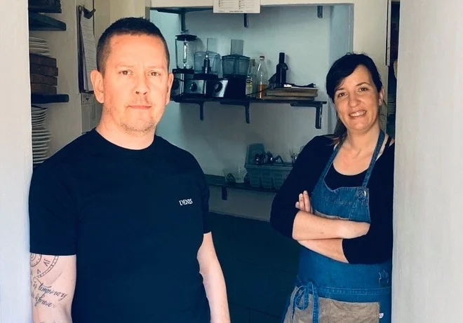 Denis Ibrišimović in Julijana Krapež pripravljata kosila za socialno šibke v Vipavski dolini. Foto arhiv Gostilne Podfarovž
