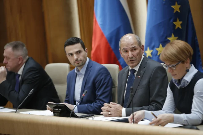 Vlada je na včerajšnji večerni seji obravnavala prvi obsežnejši zakonski paket za pomoč prebivalstvu in gospodarstvu, tako imenovani #protiKoronapaket #PKP1. FOTO: Jure Eržen/Delo