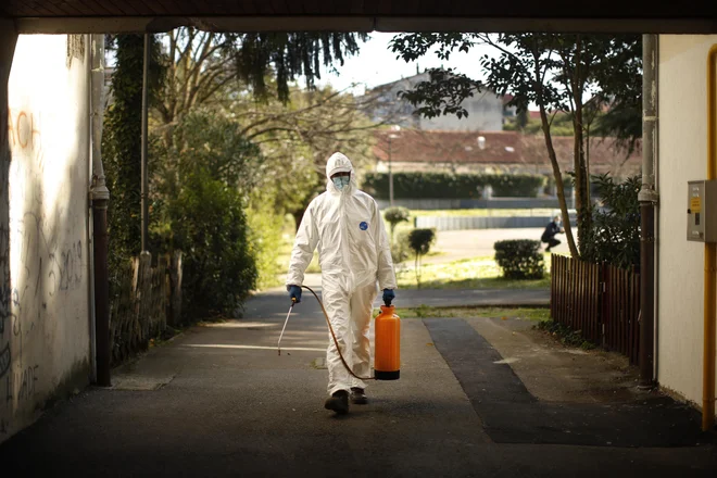Dezinfekcija v stanovanjskem naselju Livade v Izoli FOTO: Jure Eržen/Delo