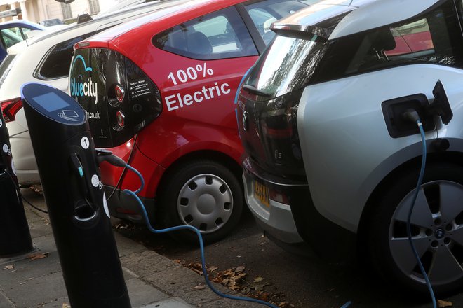 Na Švedskem in v Franciji so izpusti CO<sub>2</sub> pri električnih avtomobilih manjši za 70 odstotkov.  FOTO: Simon Dawson/Reuters