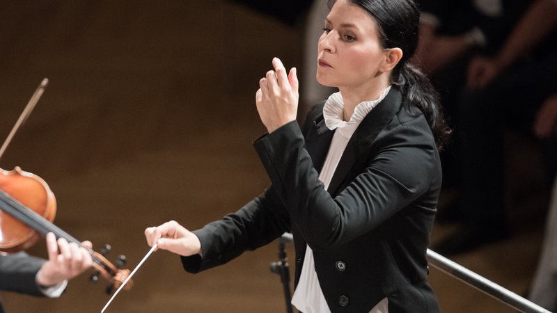 Fotografija: Dirigentka Živa Ploj Peršuh se je morala vrniti iz Londona. FOTO: Urška Lukovnjak