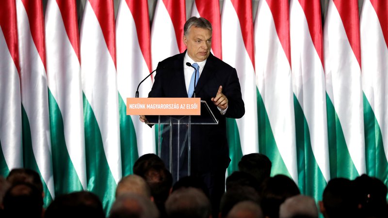 Fotografija: Kritiki pravijo, da bo z »zakonom o posebnih pooblastilih« madžarski premier Viktor Orbán legalno postal »diktator«. FOTO: Reuters