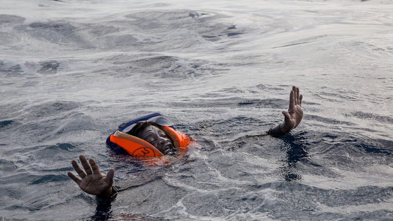 Fotografija: Brodolomec na poti iz Libije, ki ga je na krov rešila nemška organizaicja Seawatch. Libijska obalna straža je po besedah Seawatcha med reševanjem z nasiljem zakrivila smrt petih brodolomcev. FOTO: Alessio Paduano/AFP
