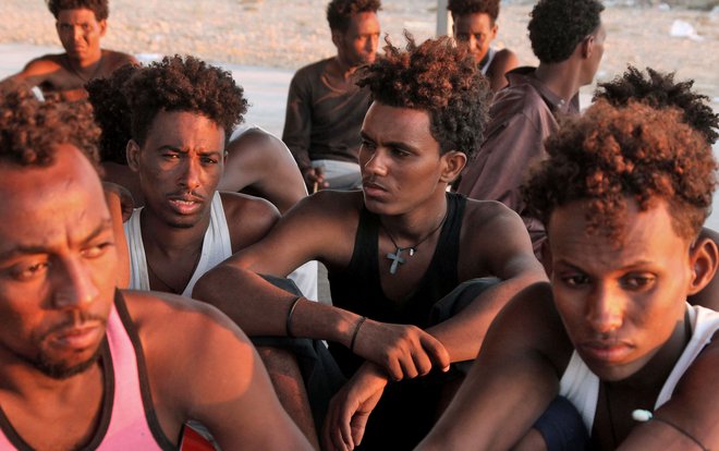 Brodolomci, ki jih je lani na obalo Homsa pripeljala Libijska obalna straža, so dejali, da je 150 beguncev ostalih izgubljenih v morju. FOTO: AFP