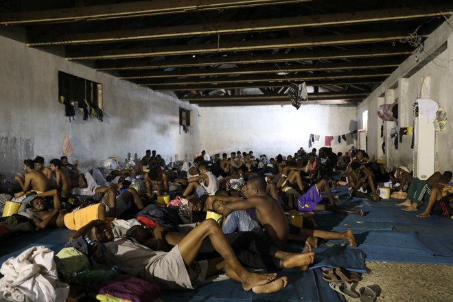 Razmere v vladnem pripornem centru za begunce v Tripoliju so nehumane. FOTO: Hani Amara/Reuters