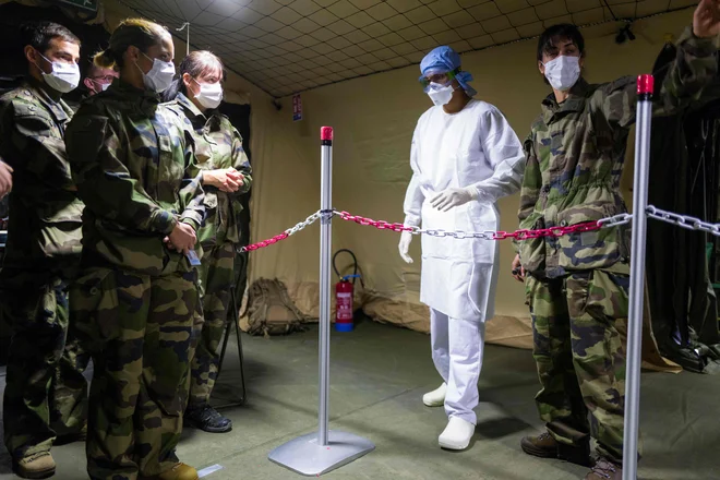 Covid-19 je docela spremenil vsakodnevne prizore. FOTO: AFP